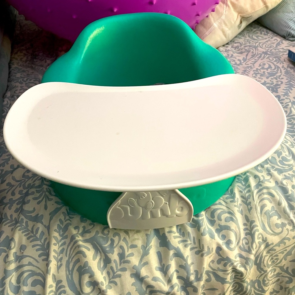 Bumbo with buckle and tray